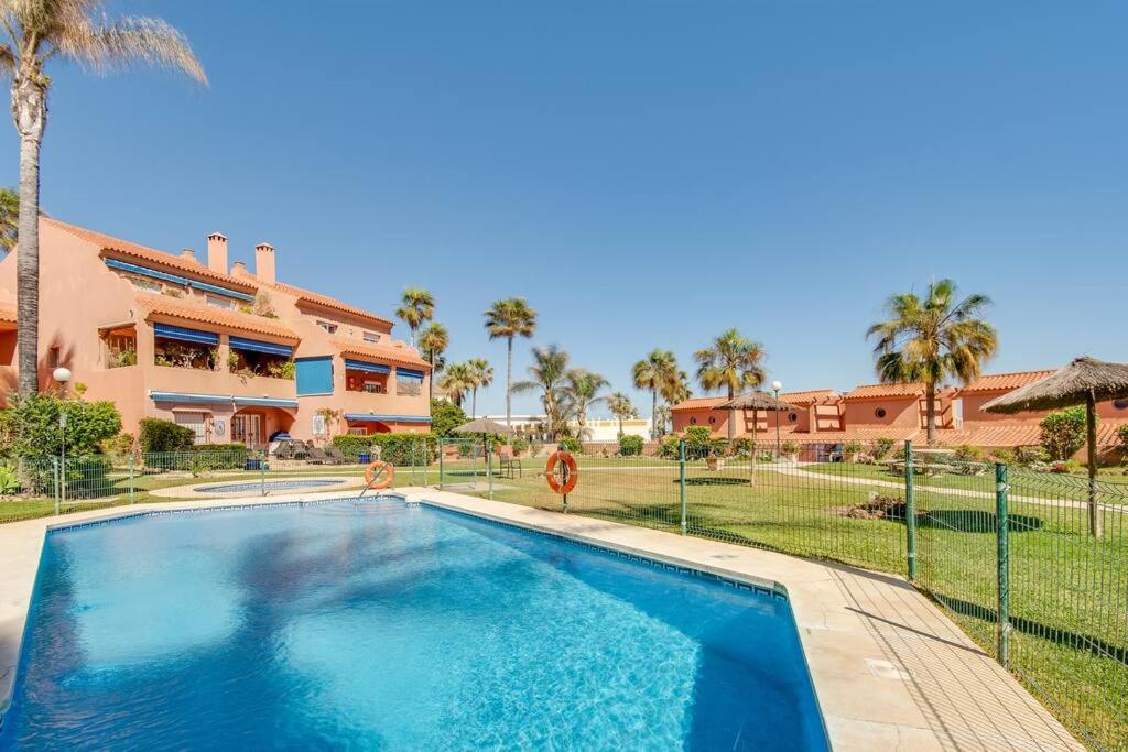 Beachfront Townhouse Estepona Bagian luar foto