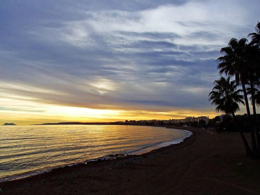 Beachfront Townhouse Estepona Bagian luar foto