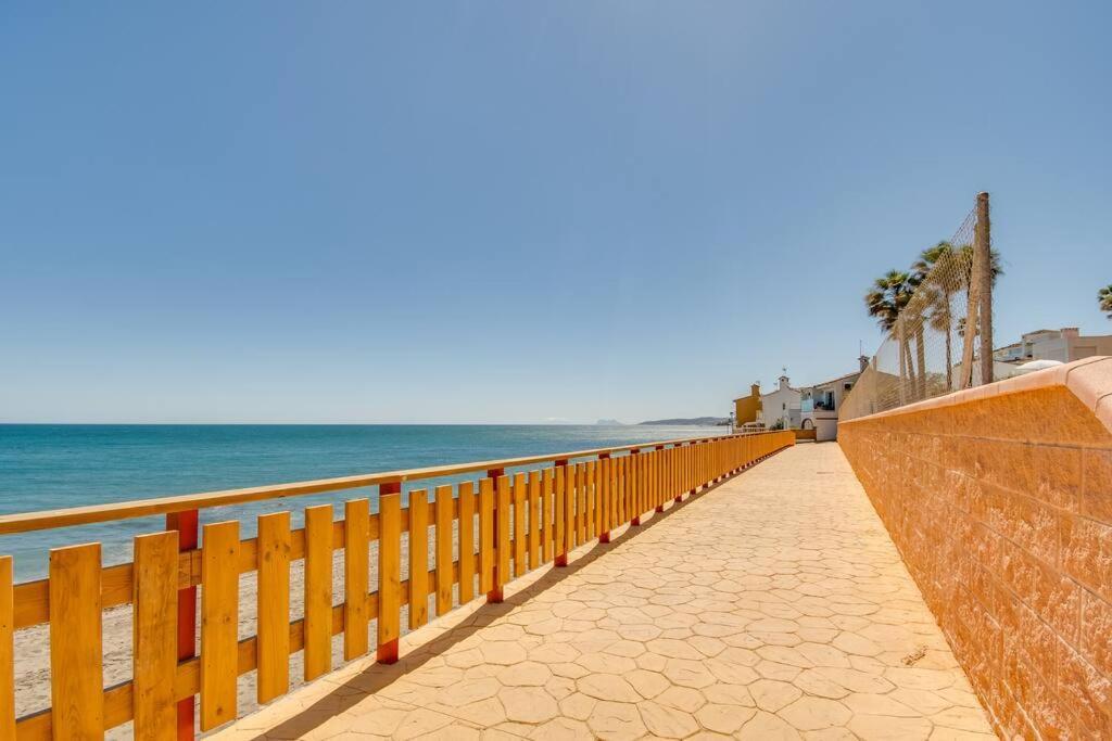 Beachfront Townhouse Estepona Bagian luar foto