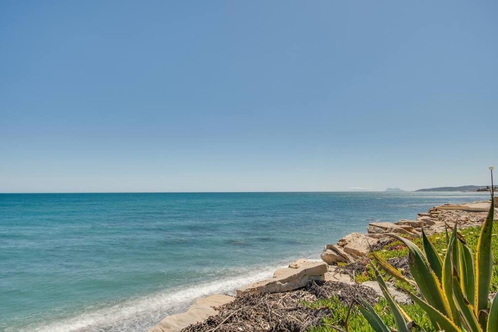 Beachfront Townhouse Estepona Bagian luar foto