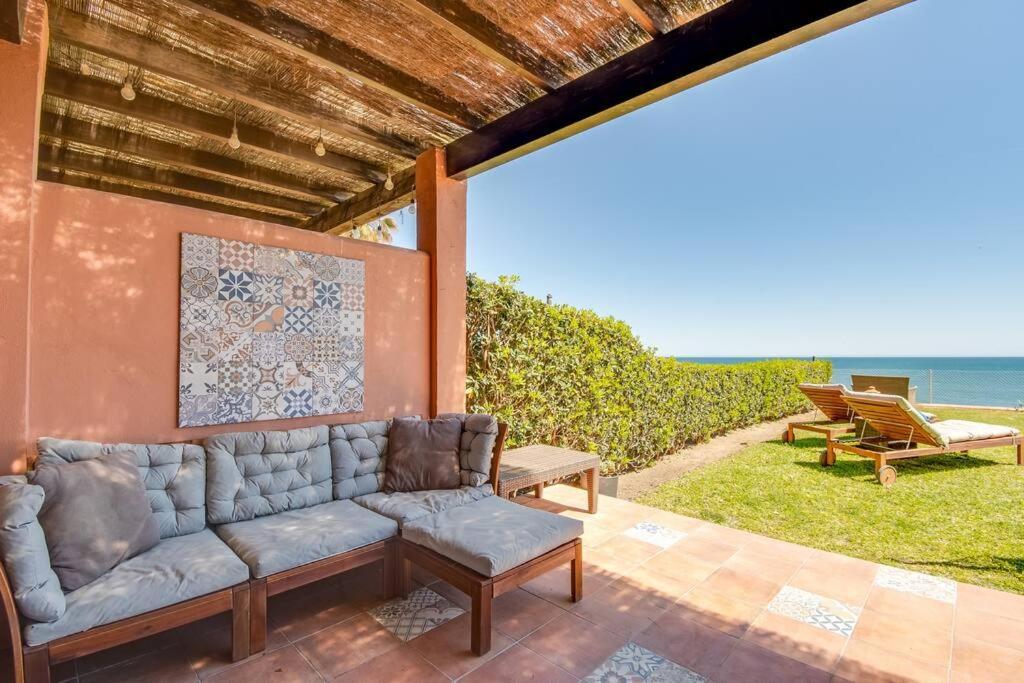 Beachfront Townhouse Estepona Bagian luar foto