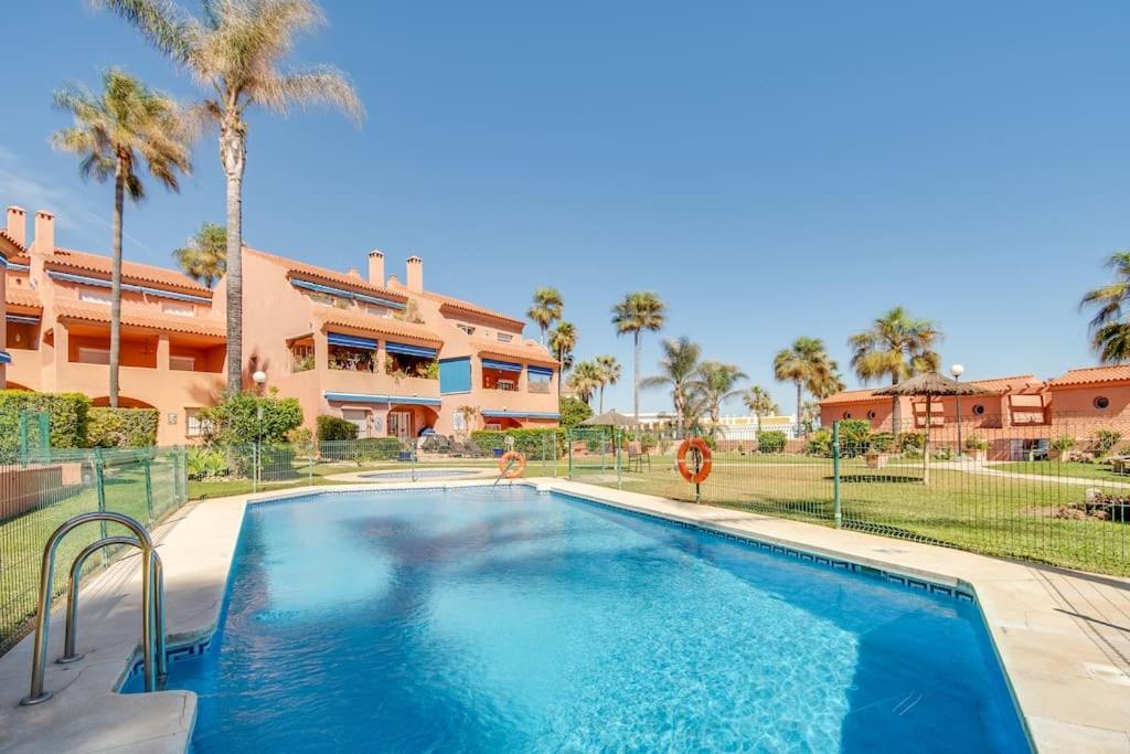Beachfront Townhouse Estepona Bagian luar foto