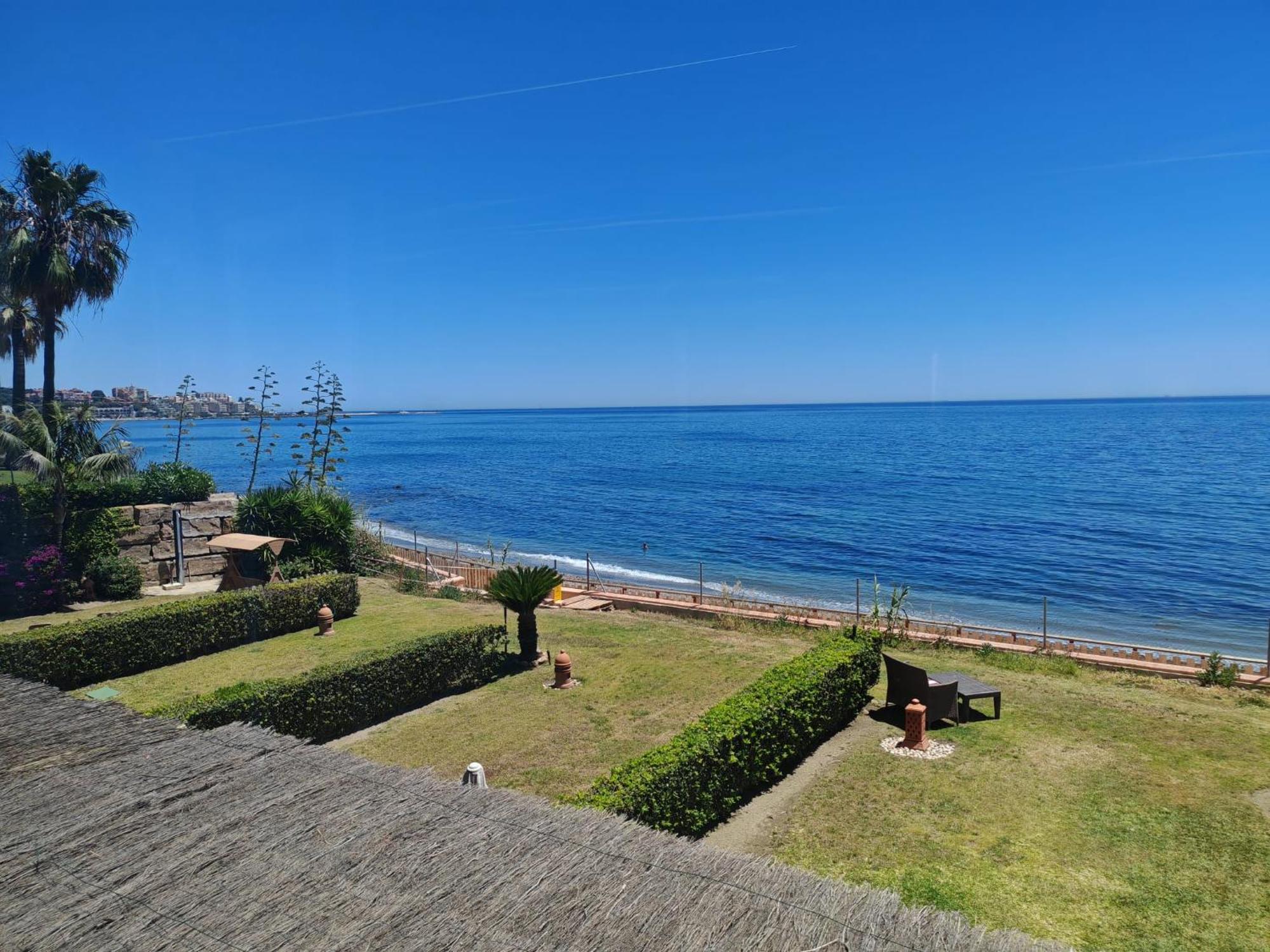 Beachfront Townhouse Estepona Bagian luar foto
